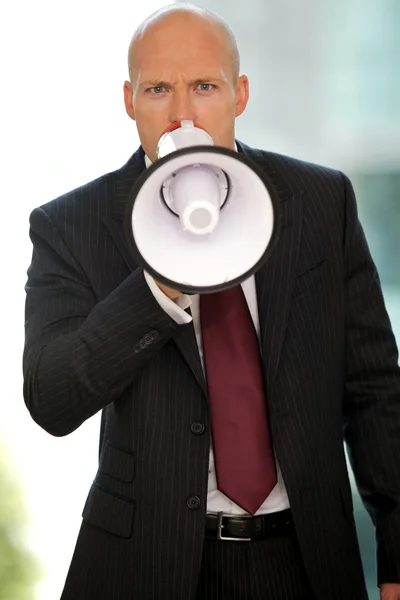 Zakenman gillend op camera — Stockfoto