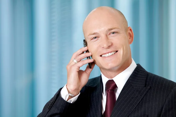 Businessman talking on cellphone — Stock Photo, Image