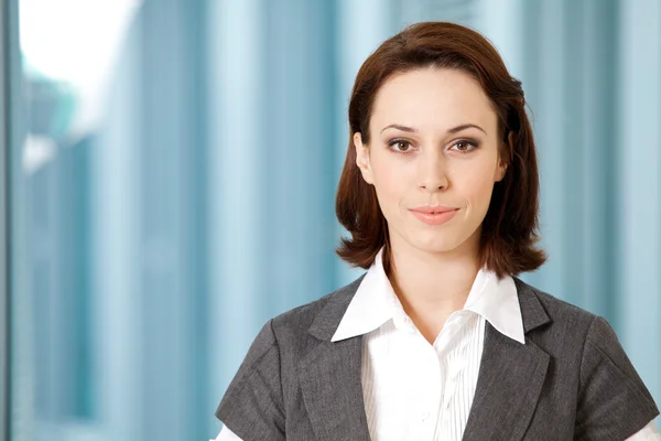 Geschäftsfrau posiert im Büro — Stockfoto