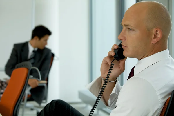 İş adamı telefonda konuşuyor. — Stok fotoğraf