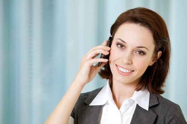 Zakenvrouw praten op mobiele telefoon — Stockfoto