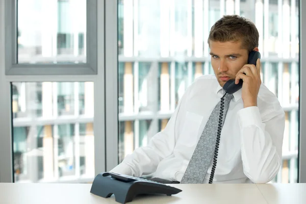 Homme d'affaires parlant au téléphone — Photo