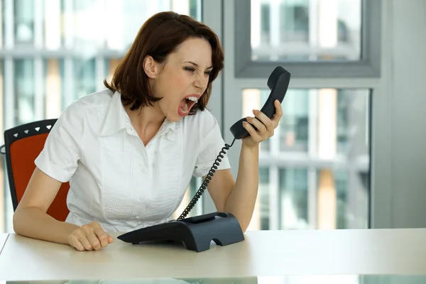 Mujer de negocios hablando por teléfono — Foto de Stock