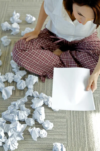 Woman reading documents — Stock Photo, Image