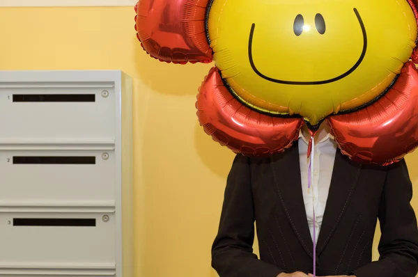 Pessoa de negócios segurando balão — Fotografia de Stock