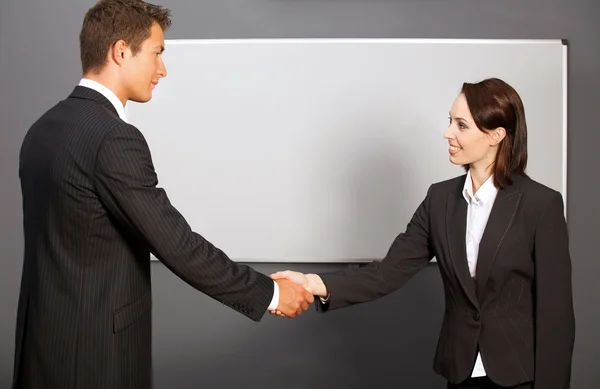 Бизнесмен и женщина пожимают друг другу руки — стоковое фото