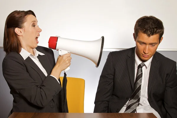 Empresária gritando com empresário — Fotografia de Stock