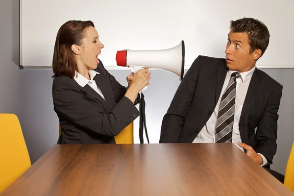 Donna d'affari che urla contro un uomo d'affari — Foto Stock