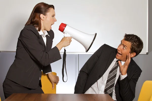 Empresária gritando com empresário — Fotografia de Stock