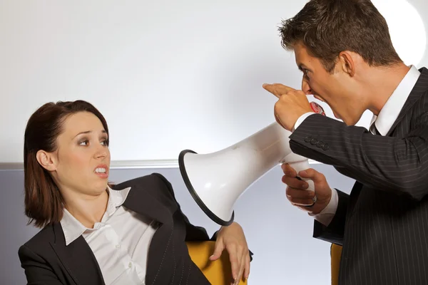 Uomo d'affari che urla alla donna d'affari — Foto Stock