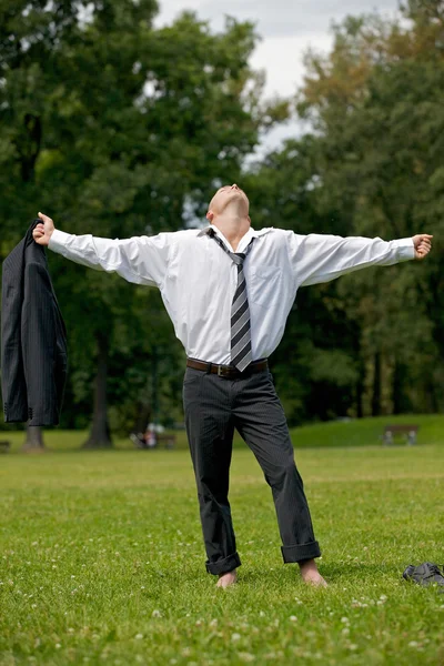 Affärsman står i parken — Stockfoto