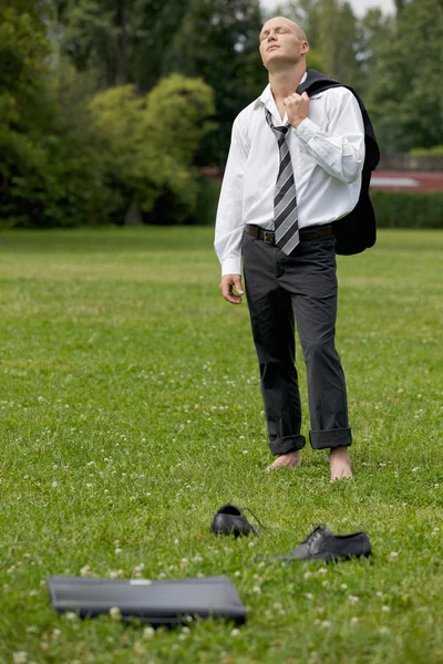 Geschäftsmann steht im Park — Stockfoto