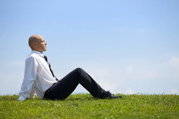 Uomo d'affari che contempla nel parco — Foto Stock