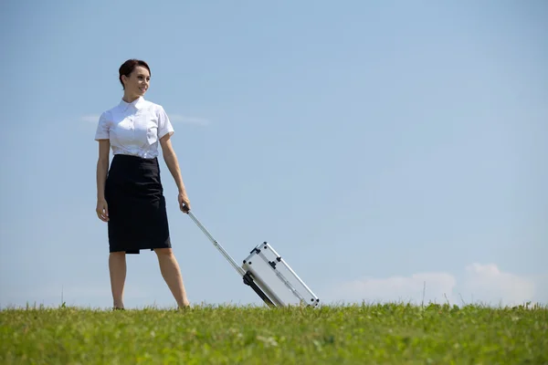 Forretningskvinne som oppbevarer bagasje – stockfoto