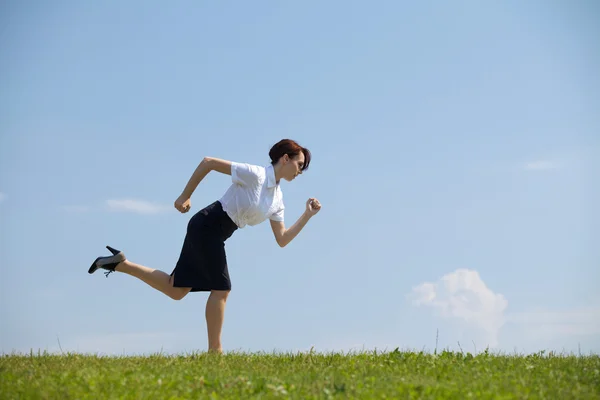 Empresaria corriendo en el parque — Foto de Stock