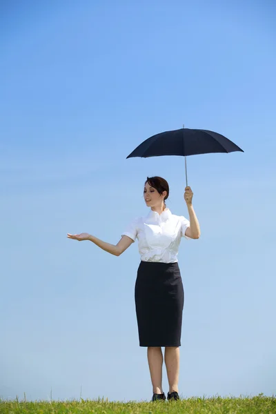 Zakenvrouw bedrijf paraplu — Stockfoto