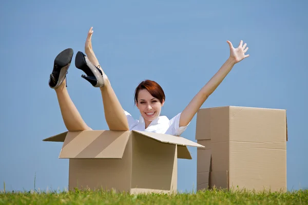 Mujer sentada en caja de cartón — Foto de Stock