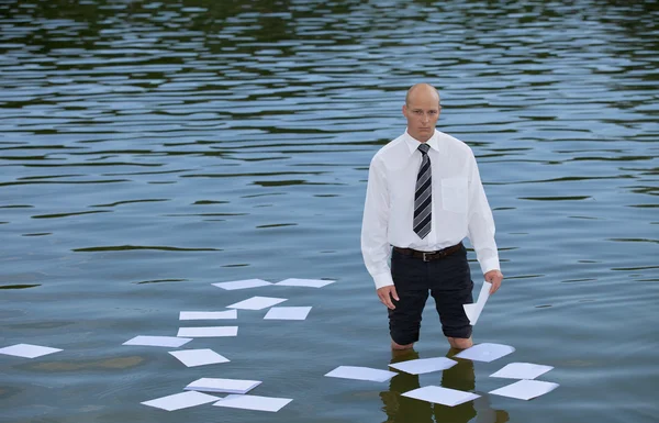 Uomo d'affari in piedi nel lago — Foto Stock