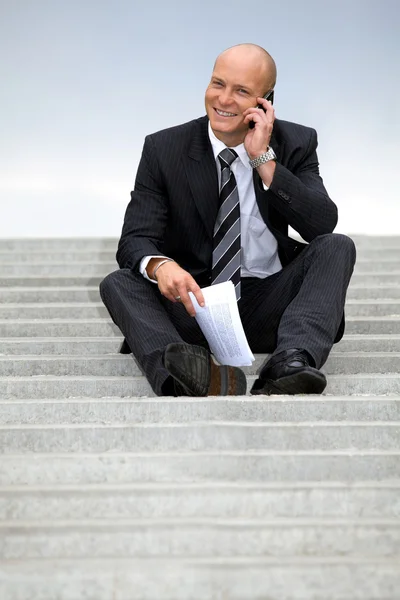 Affärsman pratar i telefon — Stockfoto