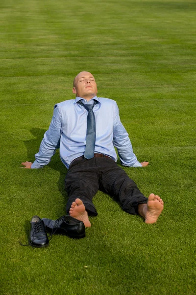 Hombre de negocios relajándose en el parque — Foto de Stock