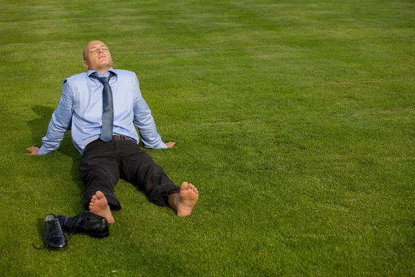 Homme d'affaires relaxant dans le parc — Photo