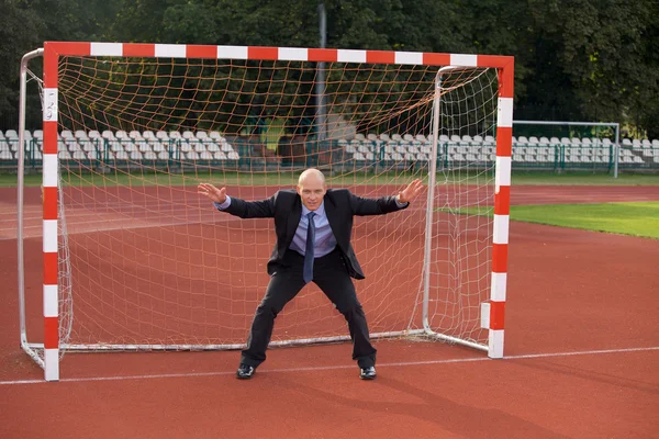 Zakenman verdedigende doel — Stockfoto