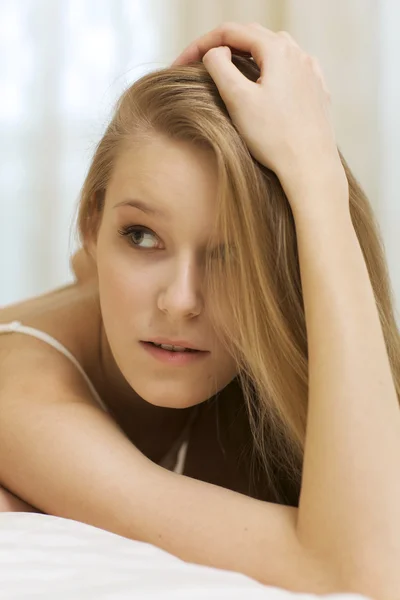 Young woman looking away — Stock Photo, Image