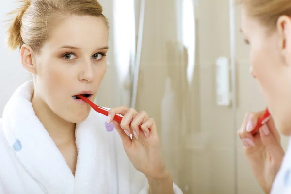 Mujer cepillarse los dientes — Foto de Stock