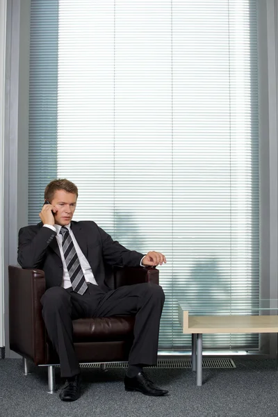 Homem de negócios usando telefone celular — Fotografia de Stock