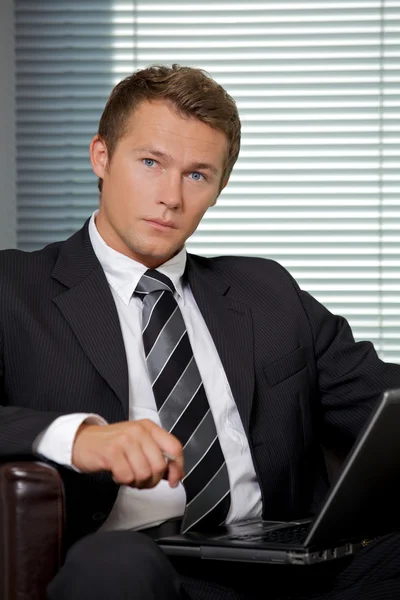 Homem de negócios usando laptop — Fotografia de Stock