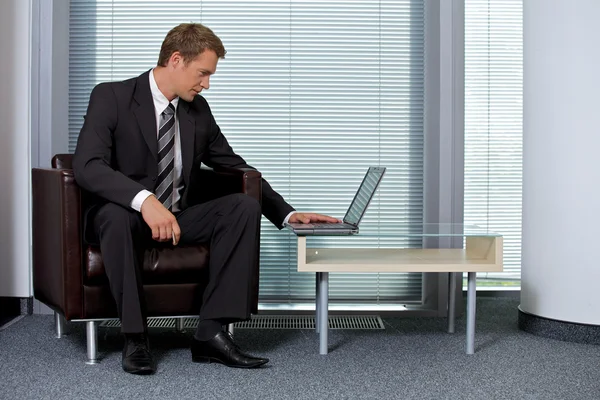 Homem de negócios usando laptop — Fotografia de Stock