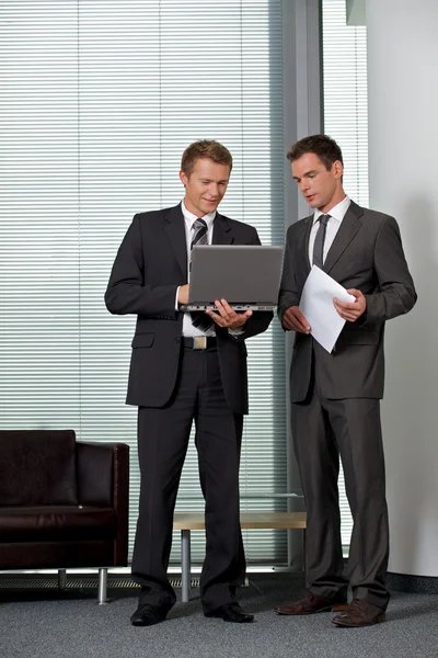 Businessmen looking at laptop — Stock Photo, Image