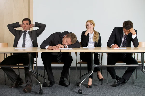 Hommes d'affaires assis au bureau — Photo