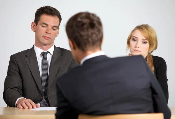 Personnes assises au bureau — Photo