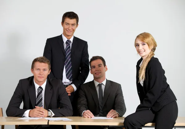 Mensen uit het bedrijfsleven glimlachend in office — Stockfoto