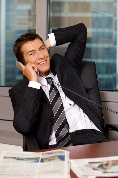 Uomo d'affari che utilizza il telefono — Foto Stock
