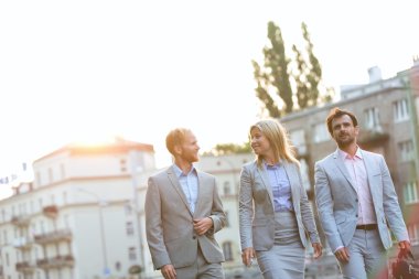 Şehirde yürüyüş iş adamları