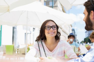 Gülümseyen kadın oturuyor