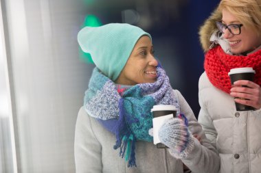 Kadınlar birbirine bakarak