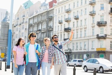 mutlu bir adam bir şey gösteriliyor