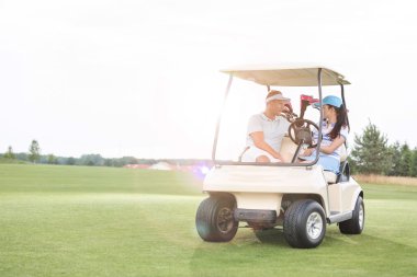 Birbirine bakan bir çift.