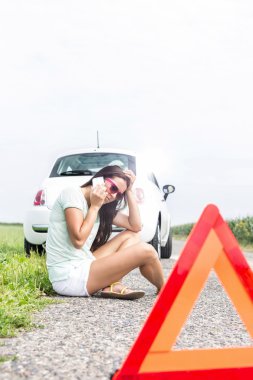 Cep telefonu kullanan kadın