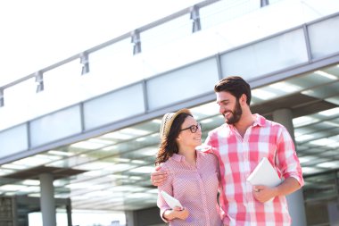 Mutlu çift birbirine bakıyor.