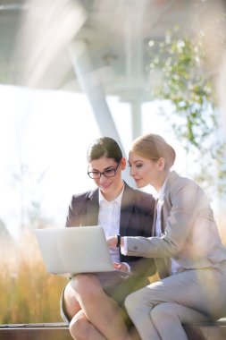 dizüstü bilgisayar kullanan iş kadınları