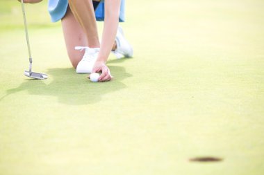 golf sahasında topu yerleştirerek kadın