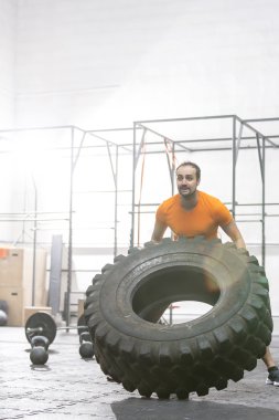 Lastik patlatan adam.