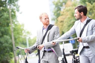 iş adamları birbirine bakarak