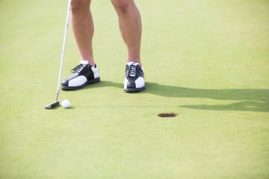 Adam golf club ve topu