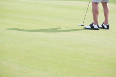 Orta yaşlı adam Golf oynuyor