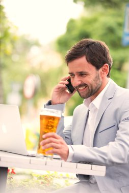 Cep telefonu kullanan iş adamı